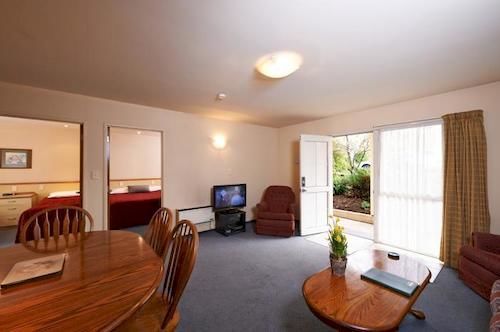 Birchwood Manor Motel